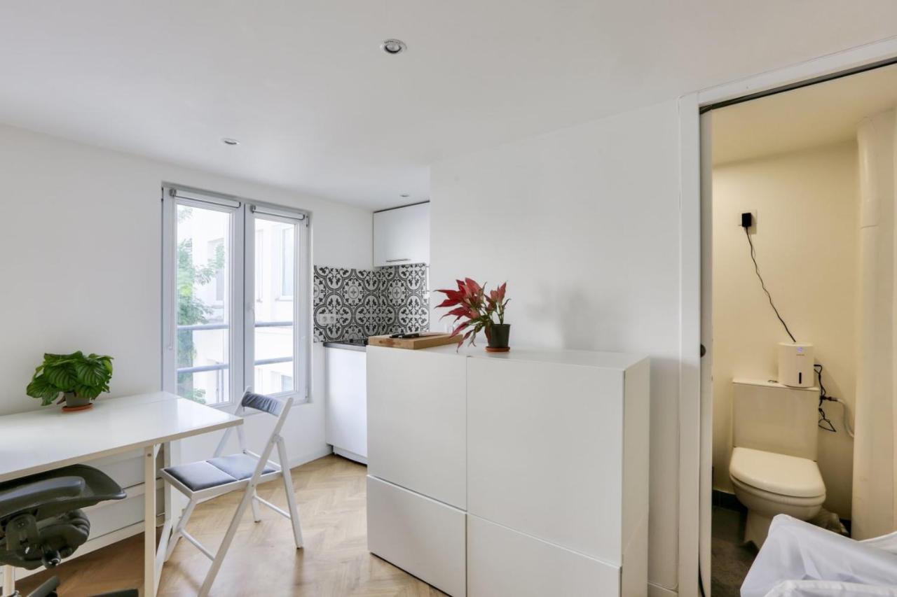 Super Studio In The 11Th District Apartment Париж Екстериор снимка
